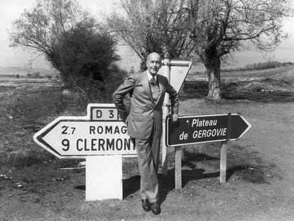 Valéry Giscard d'Estaing, en un cruce de caminos en el departamento de Puy-de-Dôme, el 30 de abril de 1985.