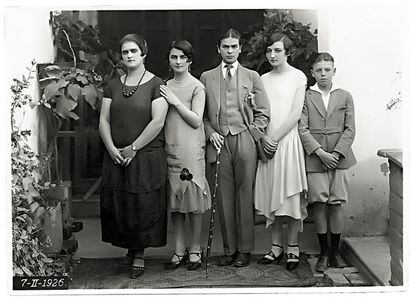Kahlo, con traje masculino en el centro de la foto.