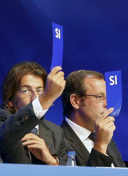 Freixa y Rosell, durante una de las votaciones de la asamblea de compromisarios del Barça de 2012.