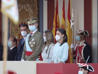 El rey Felipe VI junto a la reina Letizia, la infanta Sofía y el presidente Pedro Sánchez, en la tribuna del desfile de la Fiesta Nacional el año pasado.