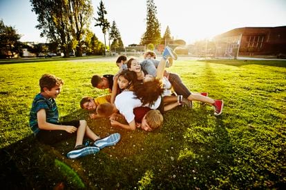 Un grupo de niños y niñas juegan juntos en un parque.