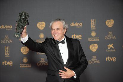 José Coronado besa el premio a mejor actor de reparto por la película 'Cerrar los ojos' tras recoger el galardón. 