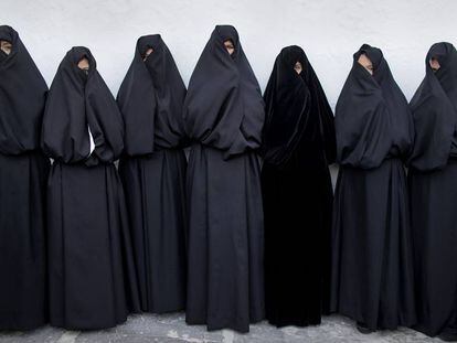 Un grupo de mujeres ataviadas con mantos de cobijada en una calle de Vejer (Cádiz).