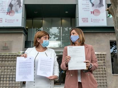 Las dirigentes del PP Isabel Bonig (izquierda) y María José Catalá, con la carta que han registrado hoy ante la Consejería de Sanidad.