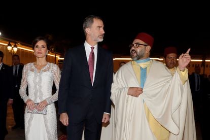 Los reyes Felipe y Letizia con el rey Mohamed VI a su llegada al Palacio Real de Rabat, en febrero de 2019.