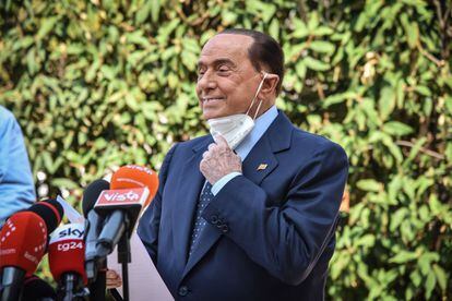 El ex primer ministro italiano Silvio Berlusconi abandonó este lunes el hospital de San Raffaele de Milán. Lo hizo tras superar un coronavirus que le provocó una neumonía bilateral hace diez días, cuando fue hospitalizado.