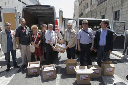 Los líderes de UGT y CC OO, junto a una de las furgonetas en las que iban cargadas el millón de firmas para exigir un cambio en la reforma laboral.