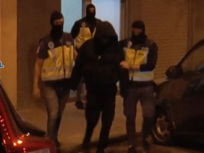 Agentes de la Policía Nacional trasladan a José Luis Huertas, alias 'Alcasec', tras su detención el 31 de marzo.