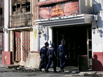 Agentes de la Policía Judicial acceden a la discoteca Fonda Milagros mientras realizan labores de investigación en ese local y Teatre, el 3 de octubre de 2023 en Murcia.