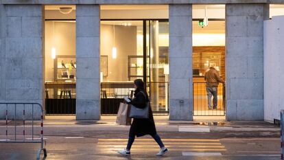 Una mujer camina frente a una oficina del banco suizo Credit Suisse en Berna, en noviembre pasado.