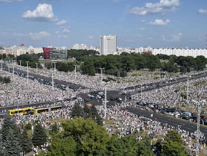 Imagen de la marcha contra Lukashenko, este domingo en Minsk.