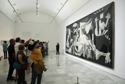 Visitantes en torno al 'Guernica', de Picasso, en el Museo del Reina Sofía.