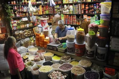 Una mujer compra granos en un mercado en el Estado de Morelos, en agosto de 2022.
