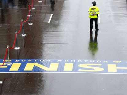 Un policía vigila la meta en la maratón de Boston.