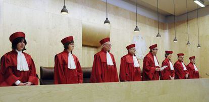 En la imagen, los jueces del Tribunal Constitucional alem&aacute;n en su sede de Karlsruhe, al oeste de Alemania. 