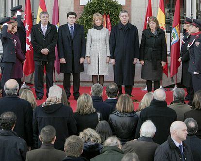 La conmemoración de los atentados del 11 de marzo de 2004 ha comenzado con un acto solemne en la Puerta del Sol. Tras la notable ausencia del año pasado, el PSM ha regresado en esta ocasión. Así se ha conseguido la unidad política institucional.  De izquierda a derecha, Gregorio Gordo, portavoz de IU en la Asamblea de Madrid, David Pérez, del PP, la presidenta de Madrid, Esperanza Aguirre, el alcalde de Madrid, Alberto Ruiz- Gallardón, y la portavoz del PSM en la Asamblea, Maru Menéndez.