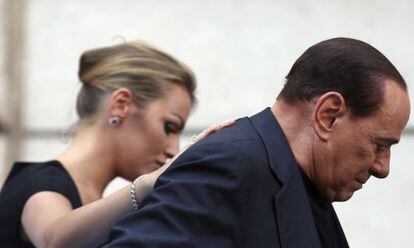 Silvio Berlusoni, con su novia Pascale.