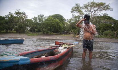 Johnny Pérez, pescador de Esquipulas, aseándose después de una jornada nula de trabajo.