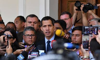 Juan Guaido habla con los periodistas este martes.