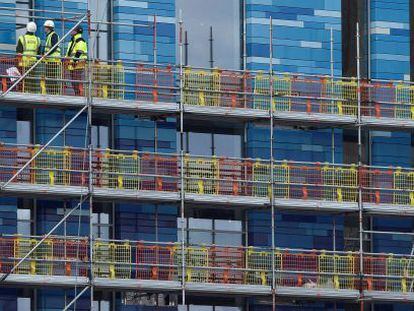 Trabajadores en un edificio en construcci&oacute;n en Reino Unido. 