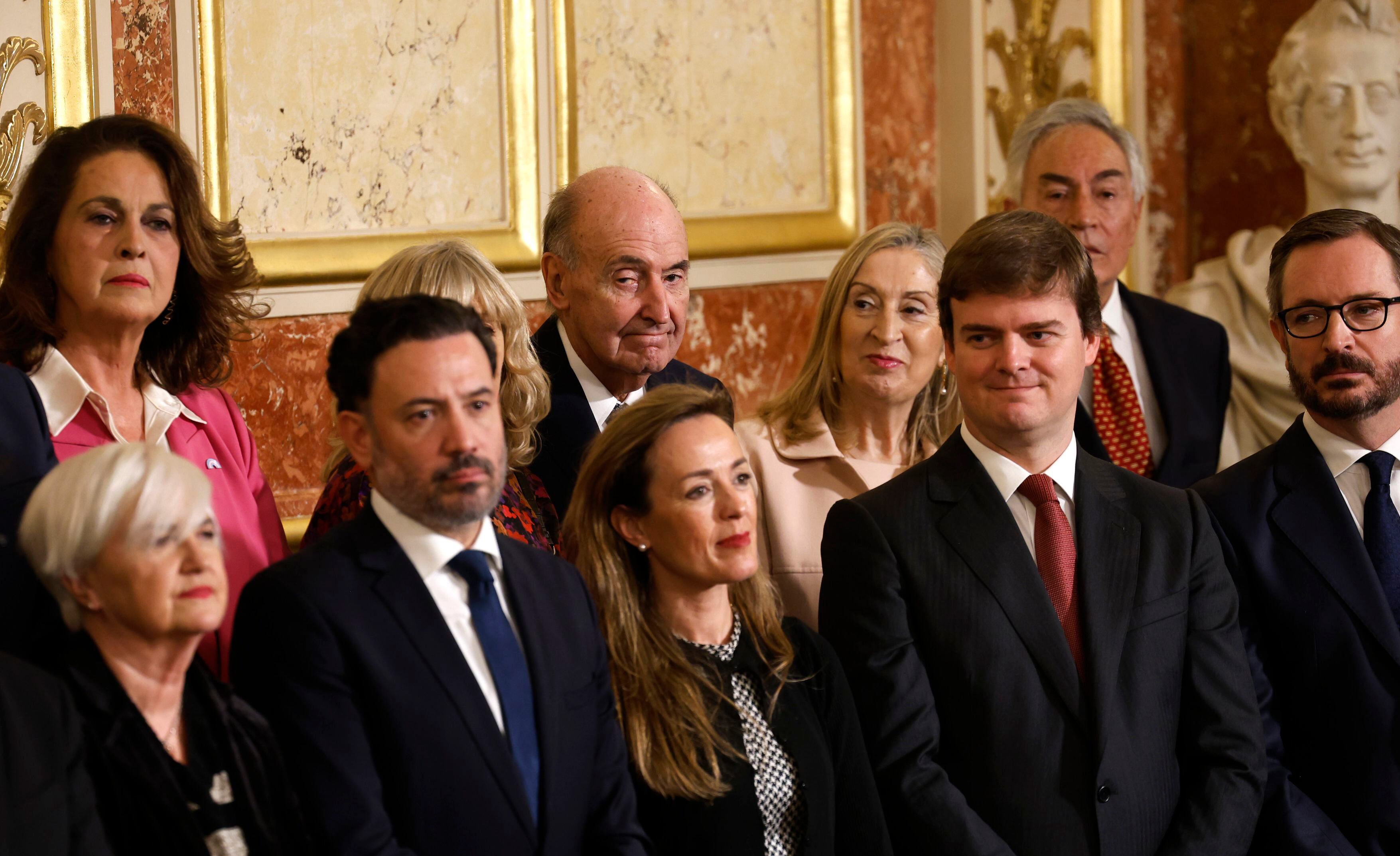 Uno de los ponentes de la Constitución española Miquel Roca (en el centro y al fondo), junto a diputados y letrados en el Salón de los Pasos Perdidos del Congreso de los Diputados.