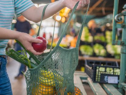 Cada vez más personas optan por llevarse al mercado una bolsa de algodón reutilizable para evitar las de plástico.