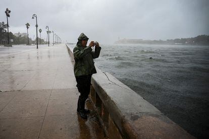 Un hombre hace una foto en el Malecón de La Habana, este martes, durante el paso del huracán 'Ian'. 