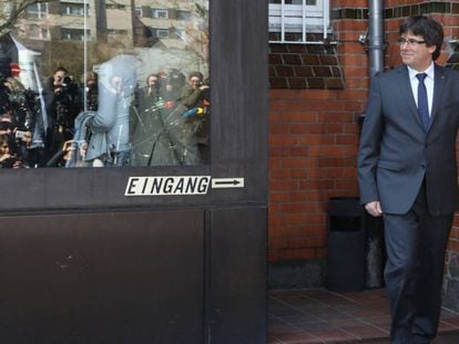 El expresidente de la Generalitat de Cataluña Carles Puigdemont sale de la cárcel de Neumünster en Alemania.