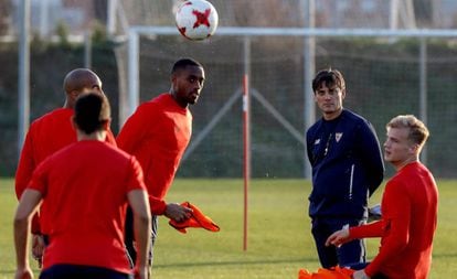 Montella vigila a N'Zonzi, Carole y Geis en el entrenamiento del Sevilla.