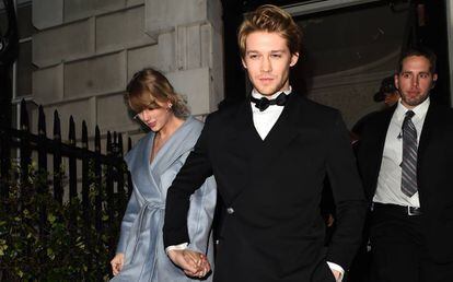 Taylor Swift y Joe Alwyn en la fiesta de Vogue celebrada después de los premios Bafta el pasado febrero. 