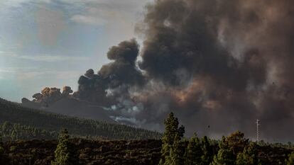 El volcán de La Palma, fotografiado por la UME desde la localidad de El Paso.