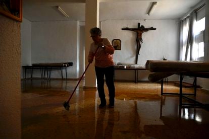 Una mujer retira el agua del interior de una iglesia de Cartagena (Murcia), este martes.