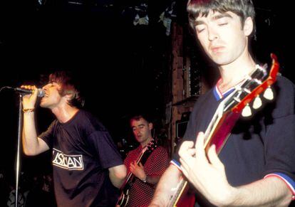 Liam y Noel Gallagher en 1994.