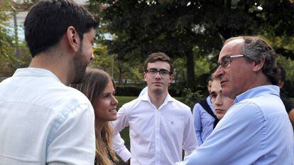 El presidente del PP en el País Vasco, Alfonso Alonso, con jóvenes de las Nuevas Generaciones.