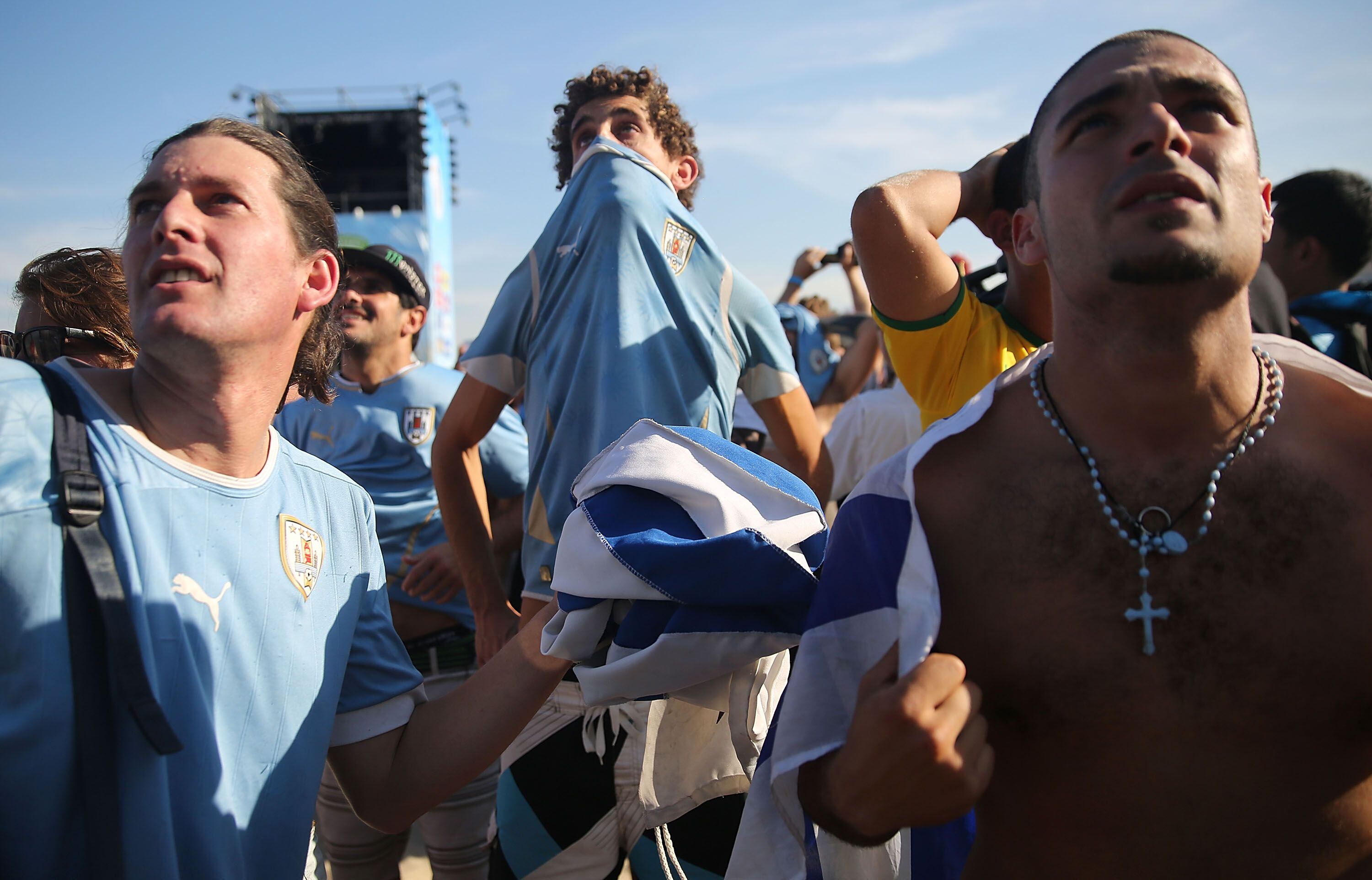 Hinchas uruguayos sufren mientras ven un partido de Uruguay en la Copa del Mundo de 2014.