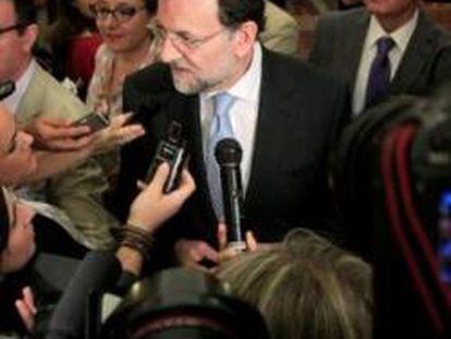 El presidente del Gobierno, Mariano Rajoy, responde a los periodistas en el Congreso de los Diputados el 26 de mayo de 2012.