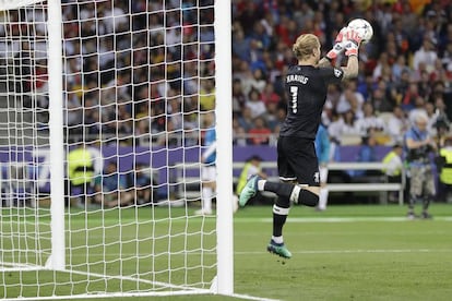 El portero del Liverpool, Loris Karius, no puede parar el lanzamiento de Gareth Bale que se convierte en el tercer tanto del equipo blanco.