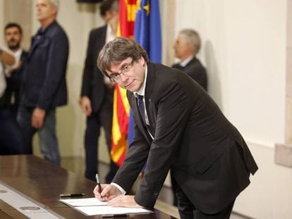 Puigdemont firma la declaración de independencia en el Parlament.