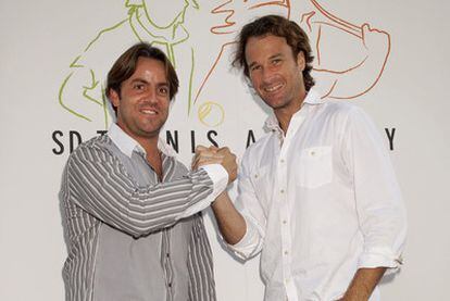 Roberto Carretero y Carlos Moyà, en la presentación de su academia de tenis en Madrid.