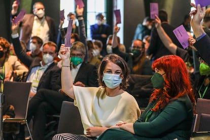Die Vorsitzende der Grünen, Annalena Baerbock, Mitte, beim außerordentlichen Parteitag an diesem Samstag in Berlin.