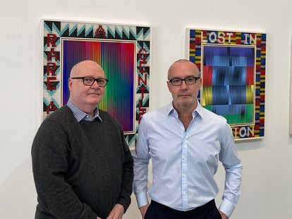 El galerista estadounidense Michael Jenkins y el historiador alicantino Javier Romero este jueves en su galería de Nueva York