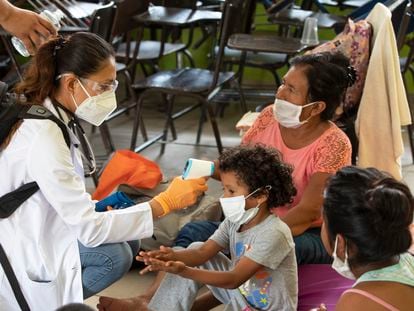 Una médico mide la temperatura de un niño en la escuela primaria Héroes del 47, el 20 de agosto de 2020, en Cabo San Lucas, México.