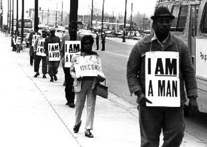 Manifestación de afroamericanos con carteles en los que se lee: "Soy un hombre" y "Decencia".