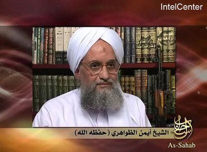 Ayman Al-Zawahiri, &#39;número dos&#39; de Al Qaeda, difunde su mensaje en la web islamista y con el logotipo de la producción audiovisual de la red terrorista, As Sahab.-