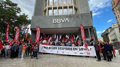 Manifestación de los empleados del BBVA en Valencia, el 10 de mayo de 2021, contra los despidos en el banco.