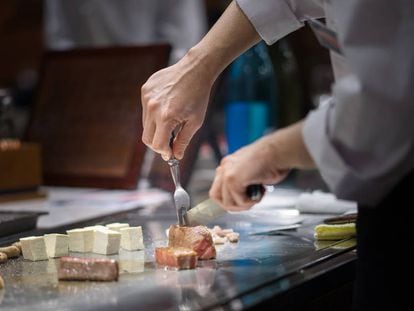 Un chef prepara carne de res al estilo teppanyaki.