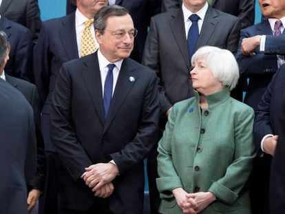 El presidente del BCE, Mario Draghi, y su hom&oacute;loga en la Fed, Janet Yellen.