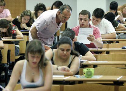 Alumnos en un aula de la Universidad Jaume I en una imagen de archivo.