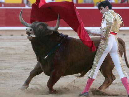 Alberto Lopez Simon en su pimer toro .