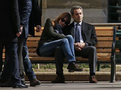 Carla Bruni y Nicolas Sarkozy en las calles de Par&iacute;s el pasado mes de marzo. 